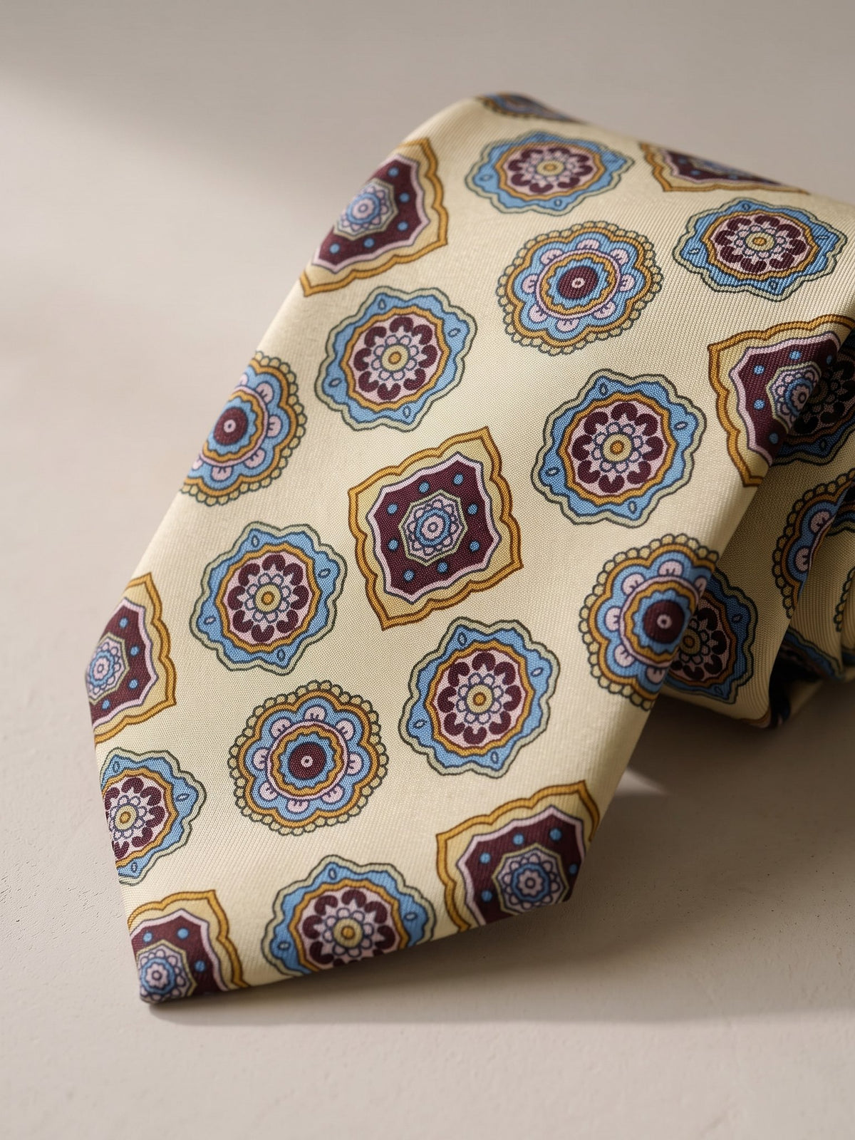 Corbata Alberdi — trama de cerca