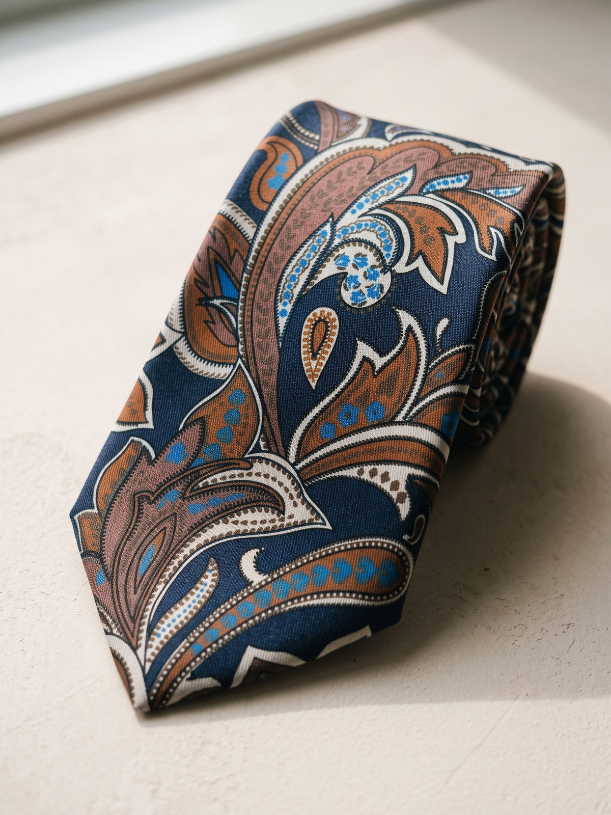 Corbata Brughetti — trama de cerca
