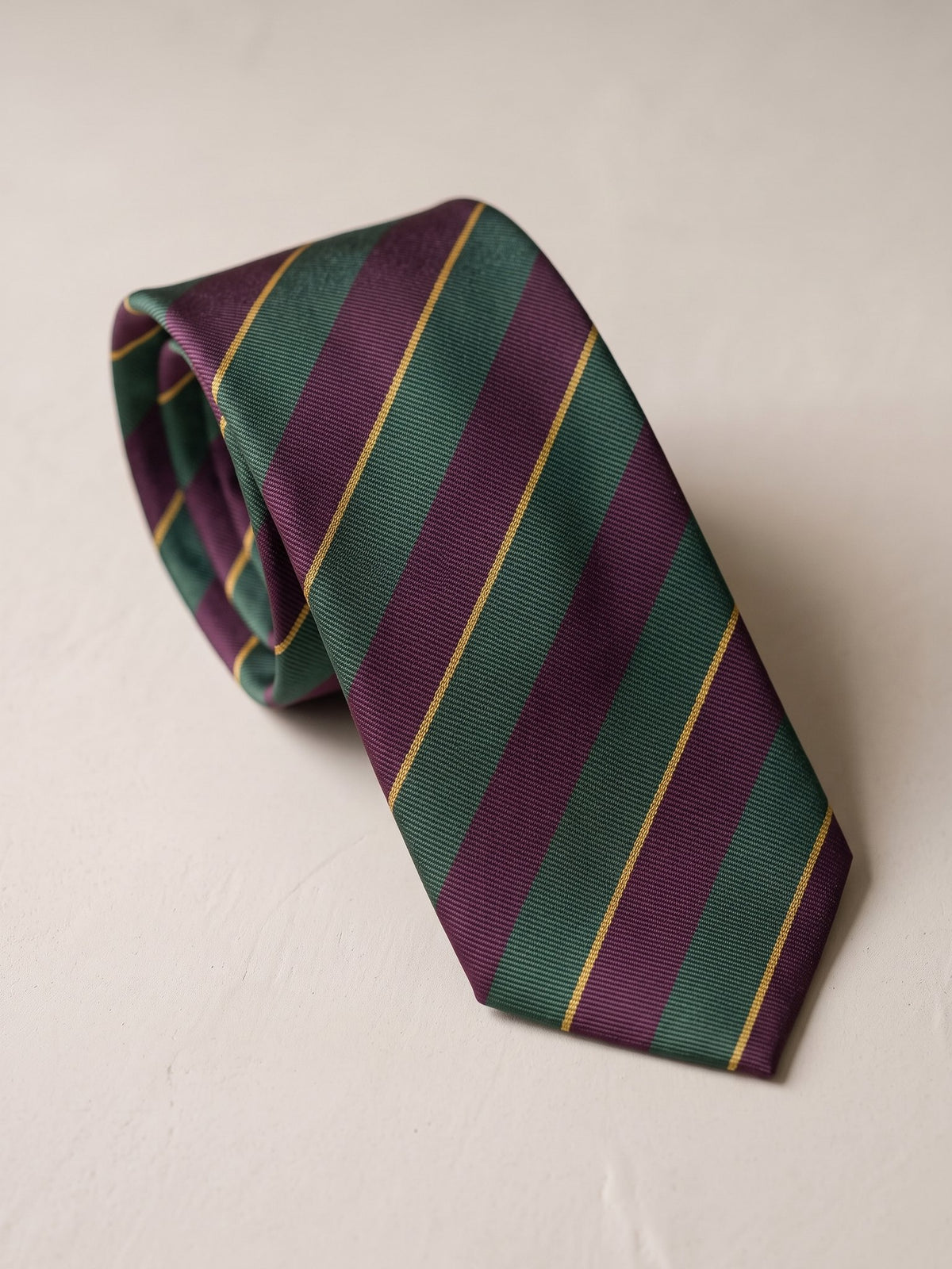 Corbata Burdeos — trama de cerca