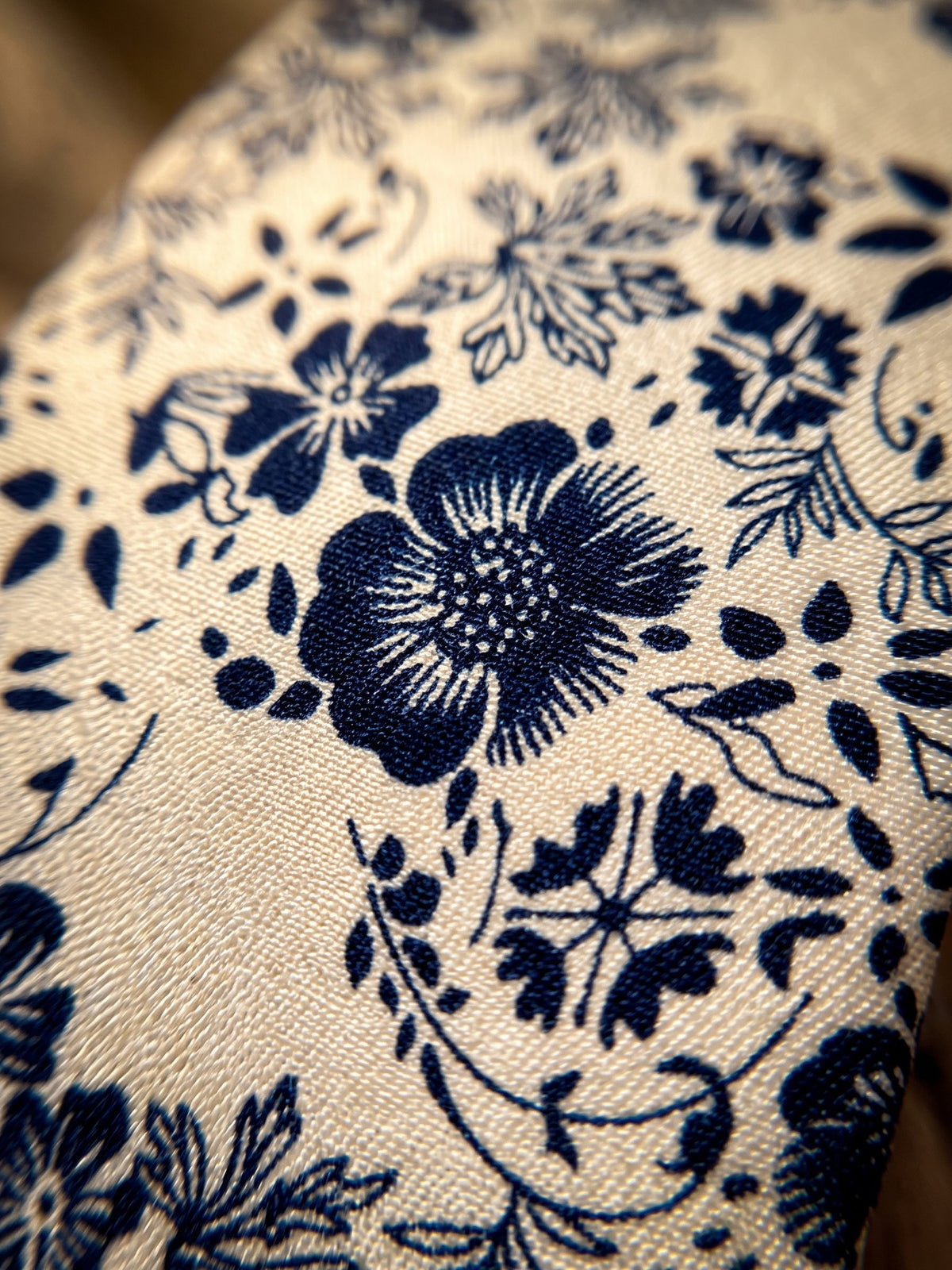 Corbata Delirio — detalle de la seda
