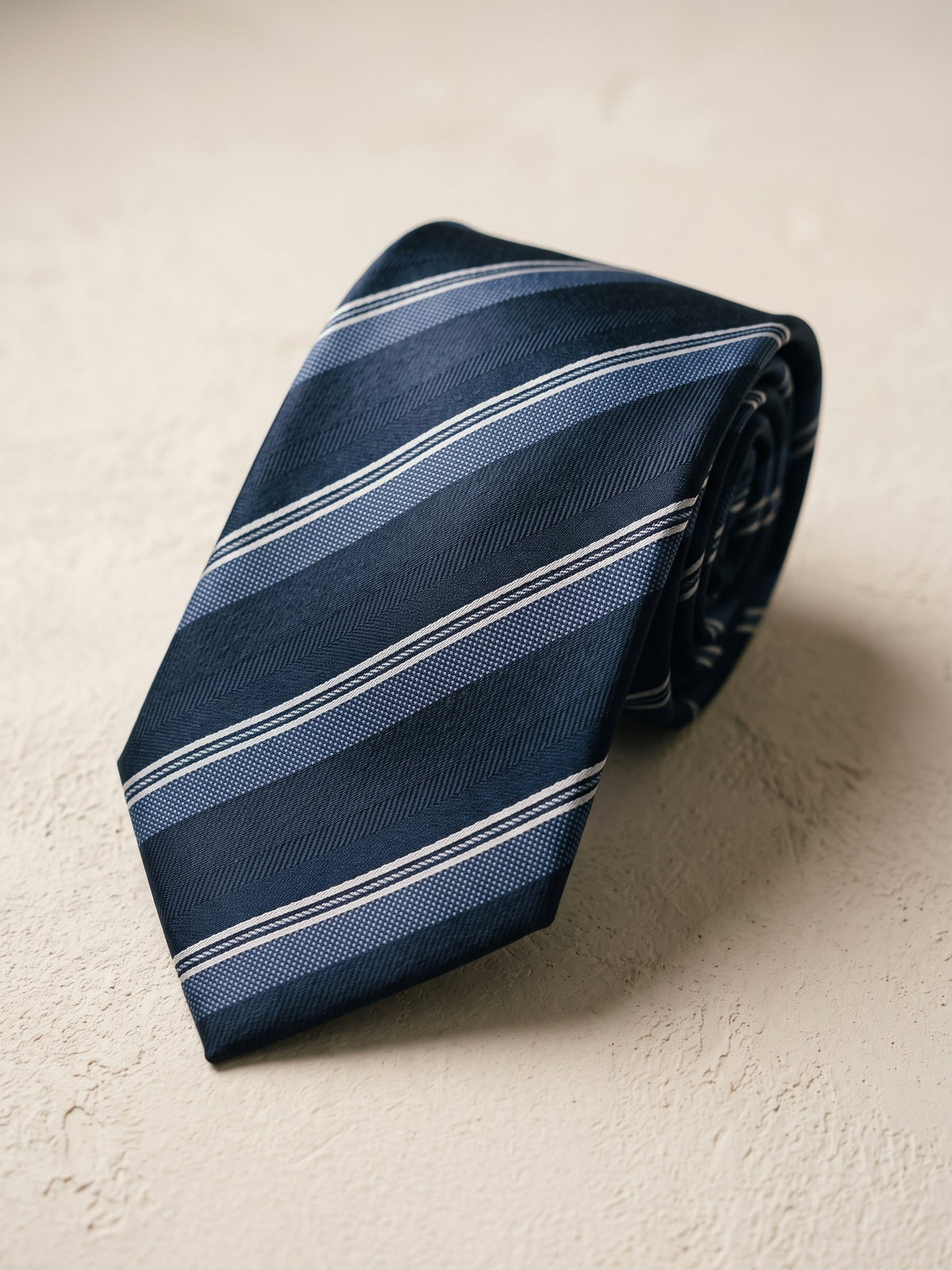 Corbata Mitre — trama de cerca