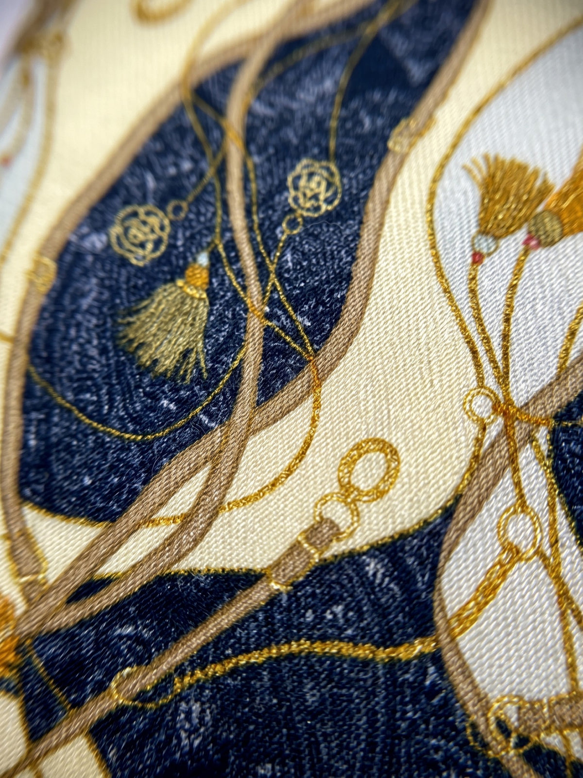 Corbata Portofino — trama de cerca