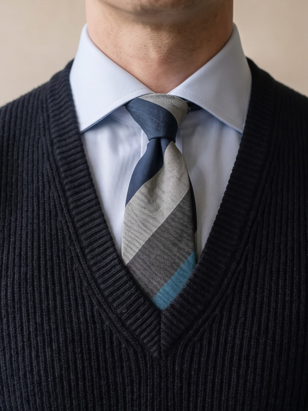 Corbata Saavedra — nudo puesto